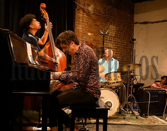 fallintojazzcafealias92224-2144